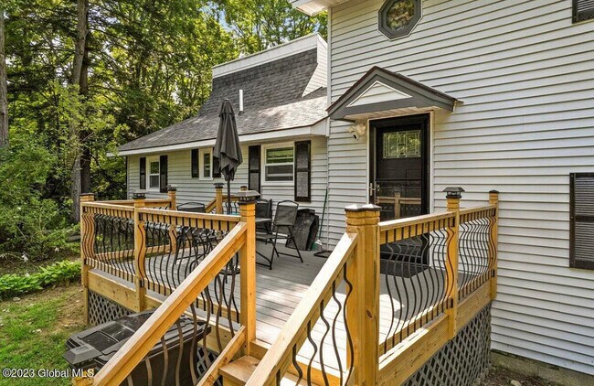 Building Photo - 374 Middle Rd