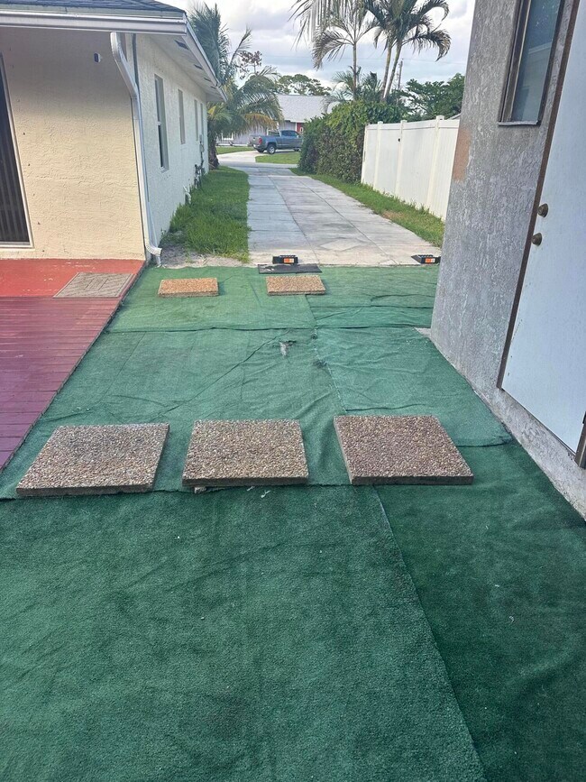 Building Photo - 4942 Dillon St