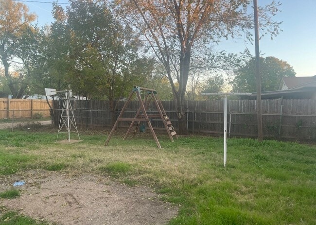 Building Photo - 3 bed 1 bath 1 car garage- READY NOW!