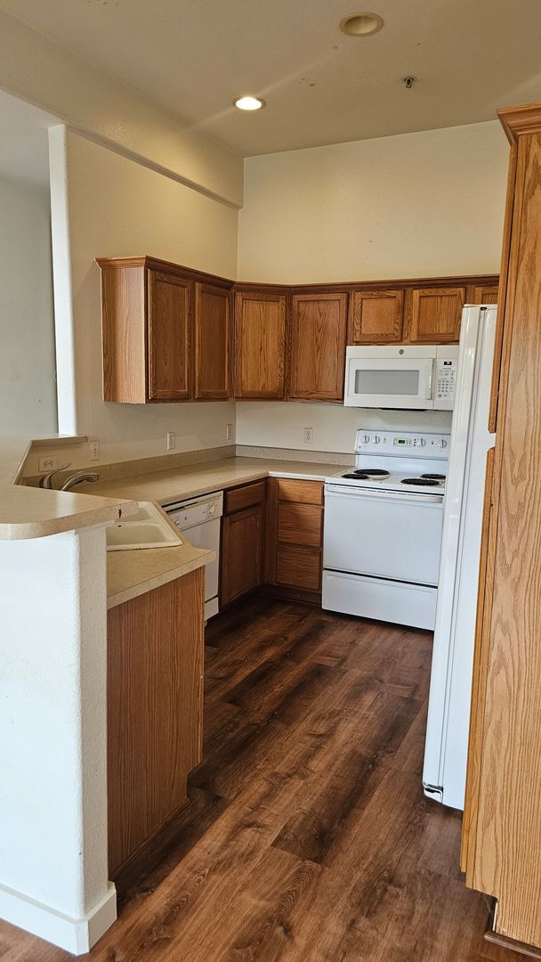 Building Photo - Bright and Open Condo