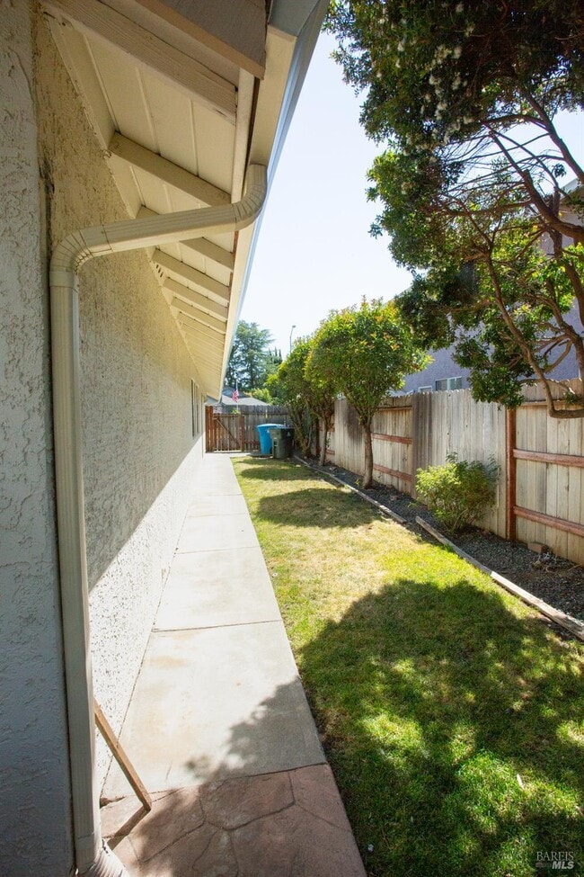 Building Photo - 767 Raven Dr