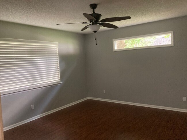 Building Photo - 3 bed 2 bath house, 1-car garage and fenced-in yard! Available May 15