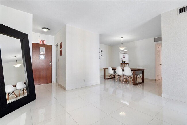 Building Photo - 3901 S Ocean Dr