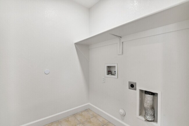 Building Photo - 3 Bedroom home with large backyard!