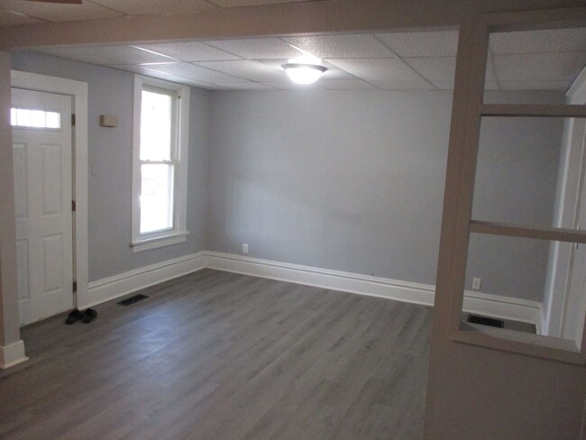 Building Photo - Rent Special - $300 off first month's rent