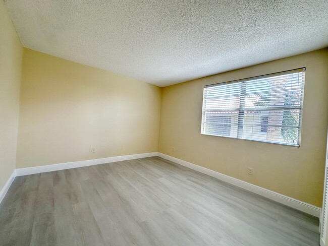 Building Photo - 1241 SW 46th Ave