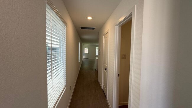Building Photo - 912 Pertuso Ln