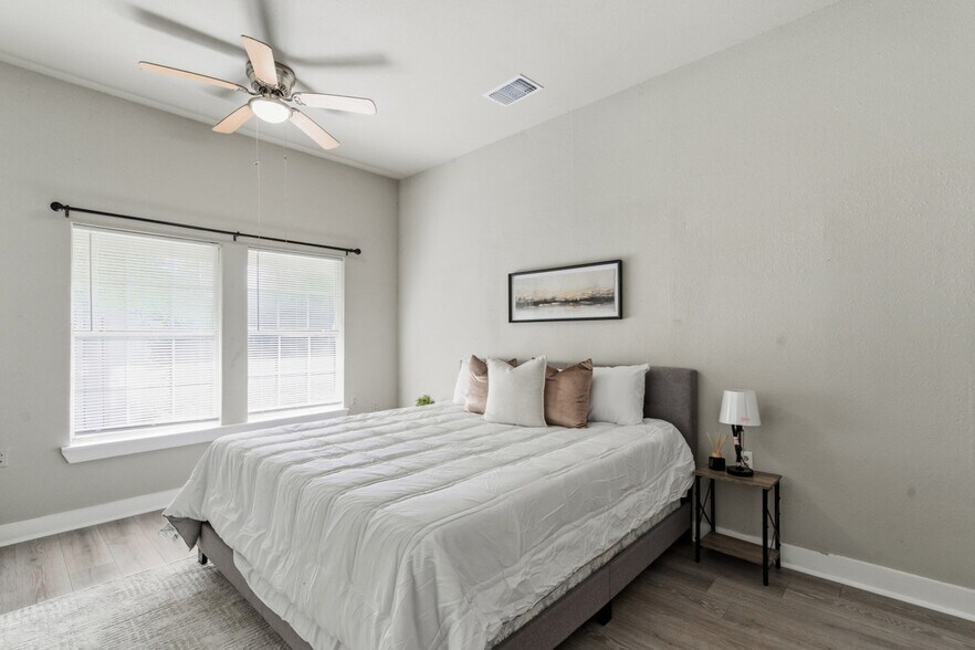 Building Photo - 314 West Cevallos-SI ID1363386P