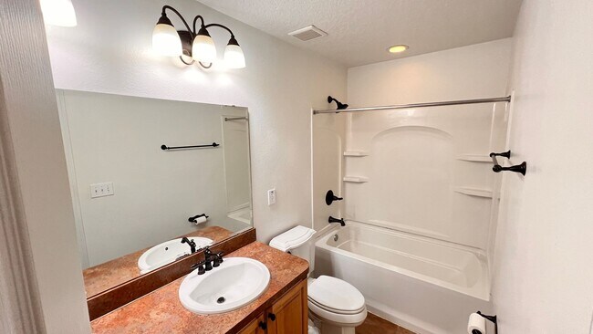 Building Photo - Charming 3-Bedroom Townhome in Oviedo – La...