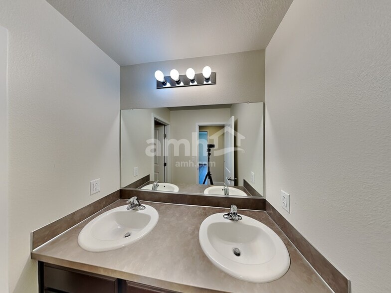 Building Photo - 1709 Blacktail Ln