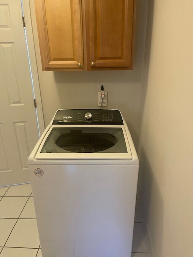 Building Photo - Split level 4 bedroom in Madison Park