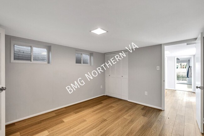 Building Photo - 5207 Gainsborough Dr