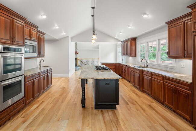 Building Photo - Spacious and Private Home in Biltmore Forest