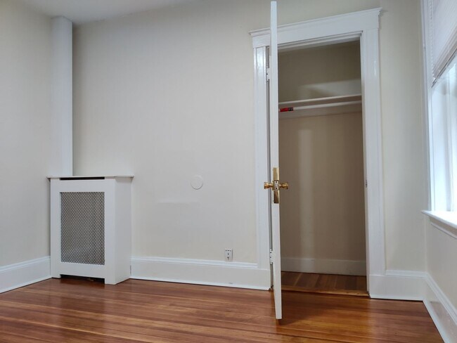 Building Photo - 10 Barrows St