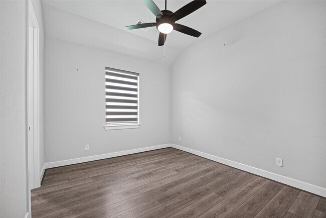 Building Photo - 2600 Golden Palms Ln