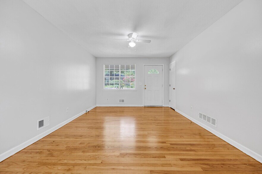 Building Photo - 2900 Holt Dr