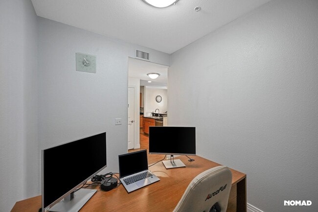 Building Photo - Charming 1.5BR Condo in Englewood