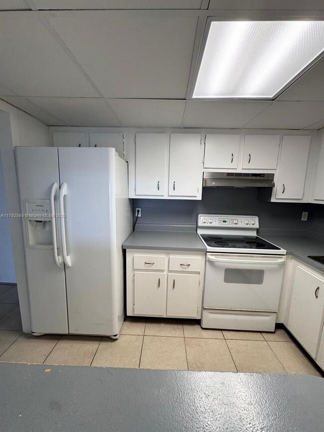Building Photo - 4174 Inverrary Dr