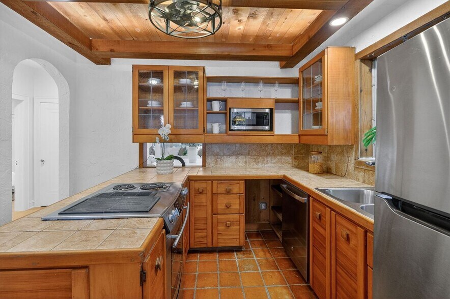 Building Photo - 1305 Alhambra Cir