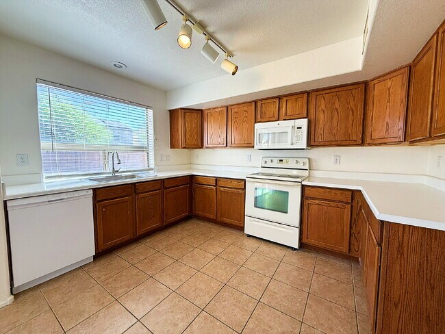 Building Photo - Spacious & Stylish in the Heart of Surprise!