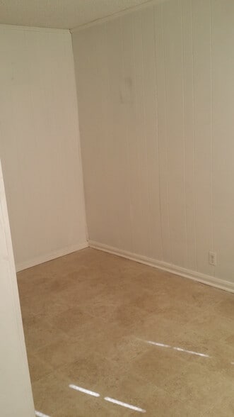 2nd bedroom - 448 W Railroad Ave