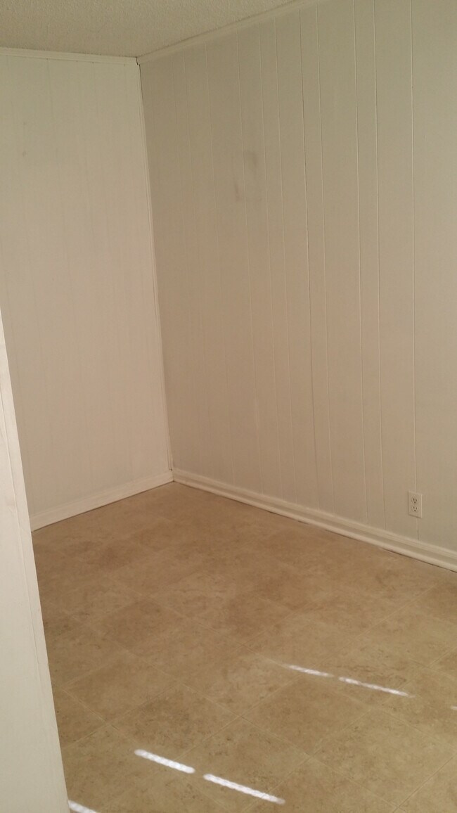 2nd bedroom - 448 W Railroad Ave