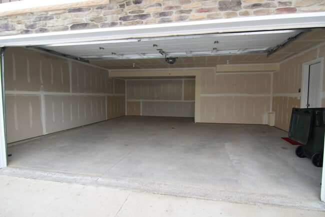 Building Photo - 4 bed/3 bath Split-foyer. Great Location!