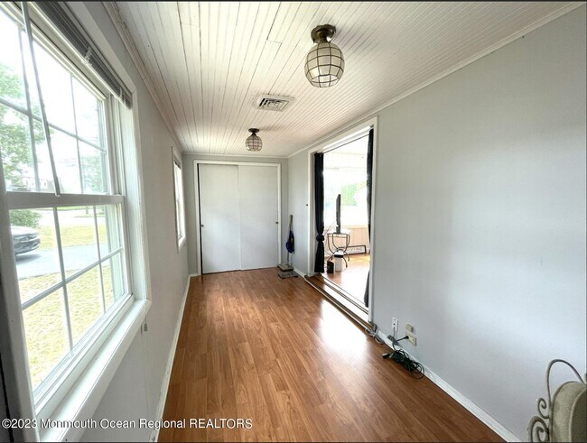 Building Photo - 560 Princeton Ave