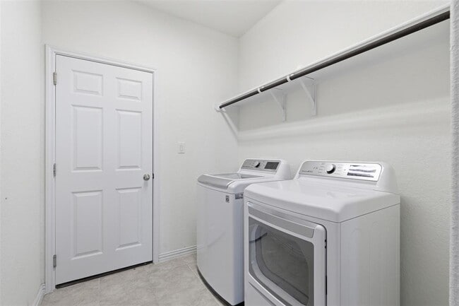 Building Photo - 3200 Hidalgo Loop