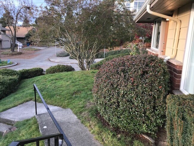 Building Photo - Pre-leasing-Beautiful Bryant Large Remodel...