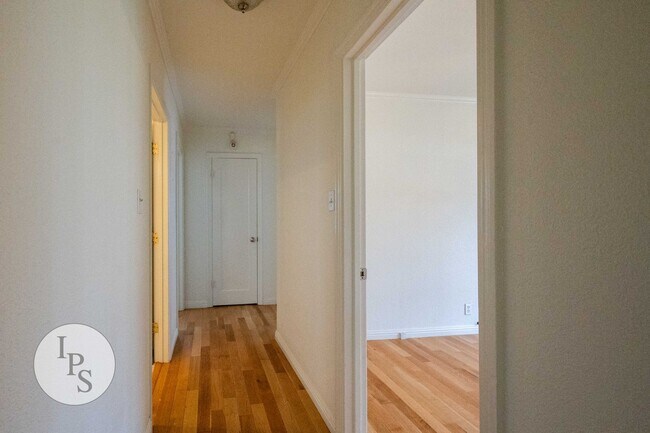 Building Photo - Beautiful Old Fig Home, 3BR/1BA, Huge Lot!...