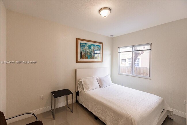 Building Photo - 518 SW 15th Ave