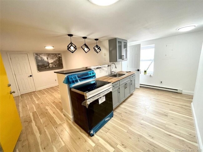 Building Photo - 546 Main St