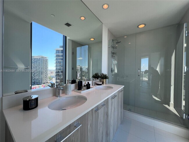 Building Photo - 501 NE 31st St