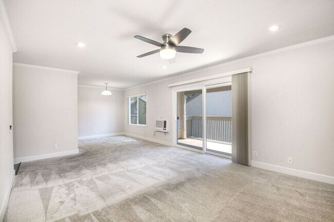 Building Photo - 1 Bedroom, 1 Bathroom Condo in the Villa La Jolla Community