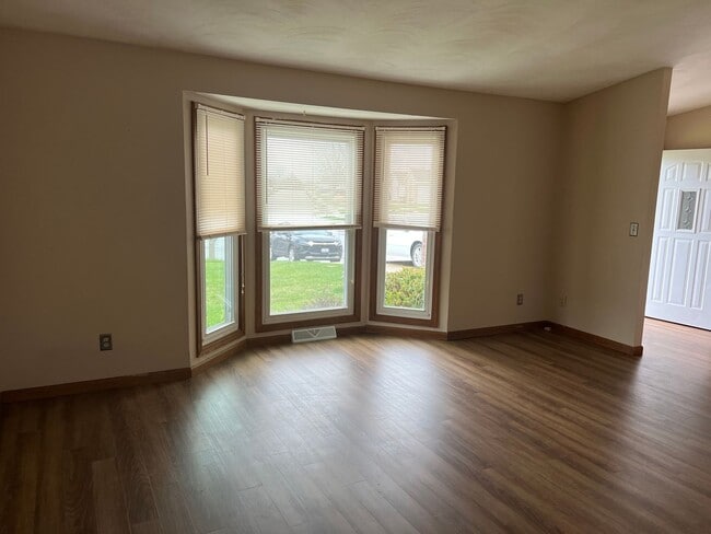 Building Photo - TONS OF SPACE AND STORAGE!! AVAILABLE NOW!!