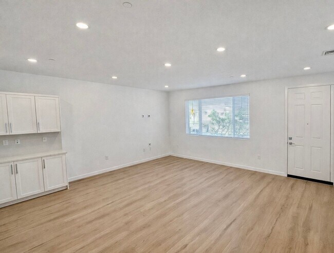 Building Photo - Gorgeous Newly Constructed Townhome