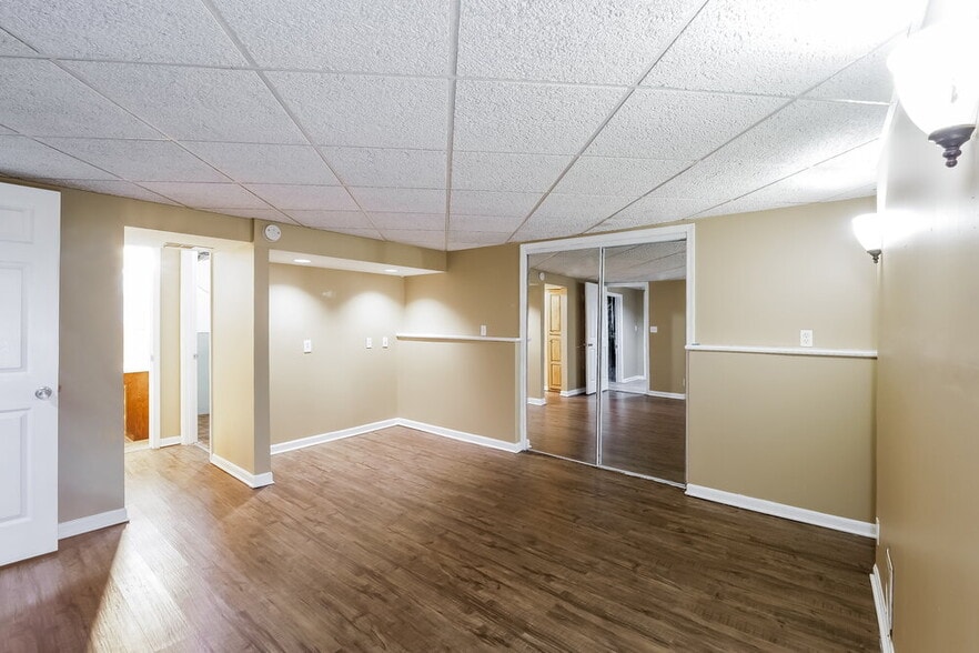 Building Photo - 902 Ridge Dr