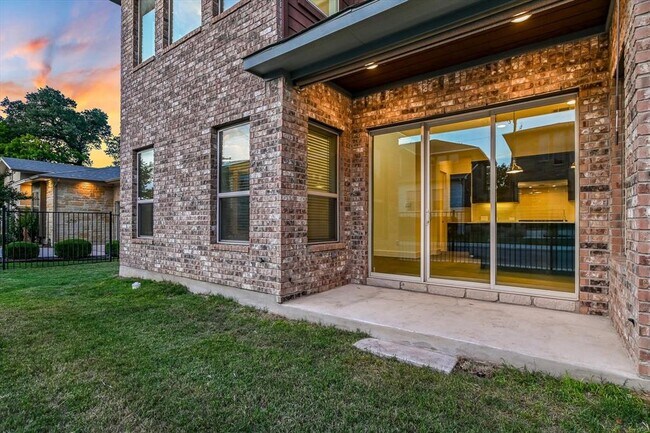 Building Photo - 301 Jeffrey David Ln W