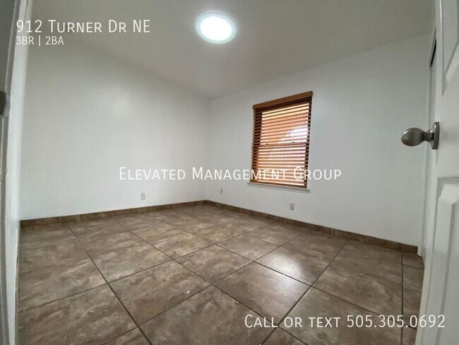 Building Photo - 912 Turner Dr NE