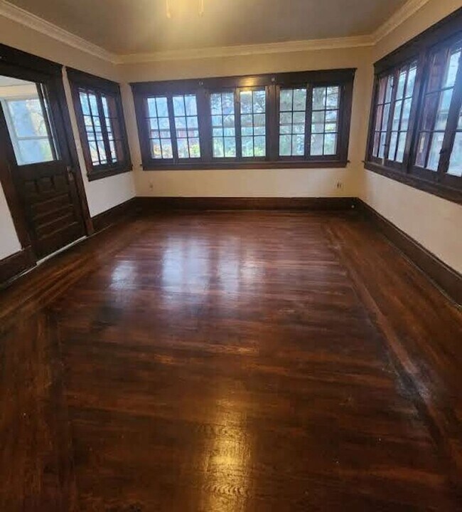 Building Photo - Zomorodi W111