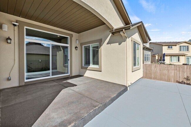 Building Photo - Immaculate & Stunning 4BD Ranch Style in C...