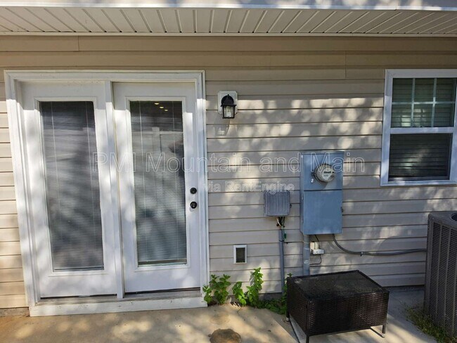 Building Photo - 25 Barnett Shoals Dr