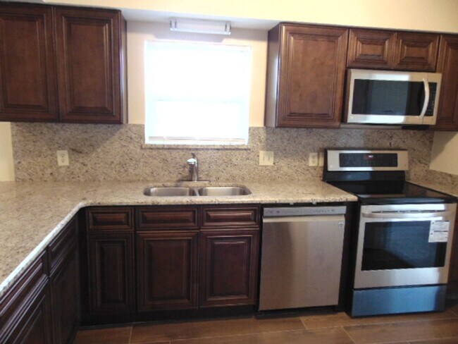 Building Photo - Venetian Villa 2 Bedroom 2 Bath 2 Car Garage w/Waterview!