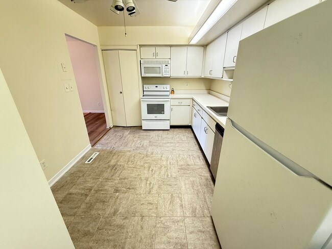 Building Photo - Chic & Comfortable 2BR/2BA Ground-Level Co...