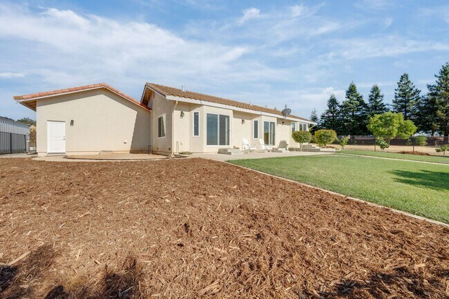 Building Photo - Spacious 3 Bed, 2 Bath Home with Acreage, ...
