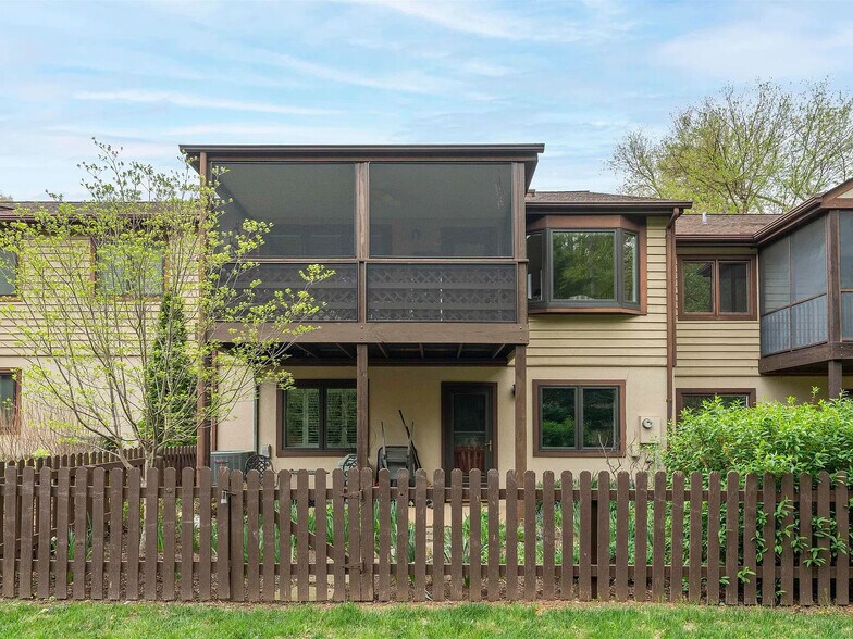 Building Photo - 1303 Branchlands Dr