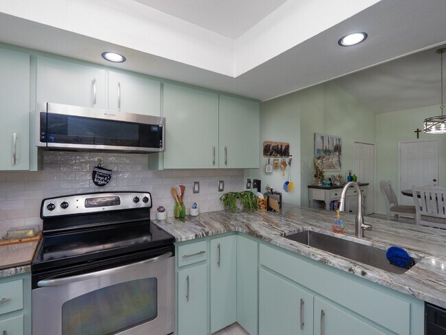 Building Photo - "Spacious 3-Bed Sanctuary with 3.5 Baths in Charming Port Charlotte!"