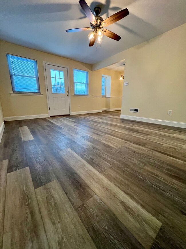 Building Photo - Stunning 2nd Floor Apartment in Telford! Parking Spot Included!