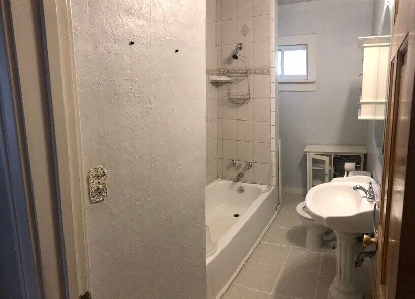 Building Photo - 819 Wyandotte Ave